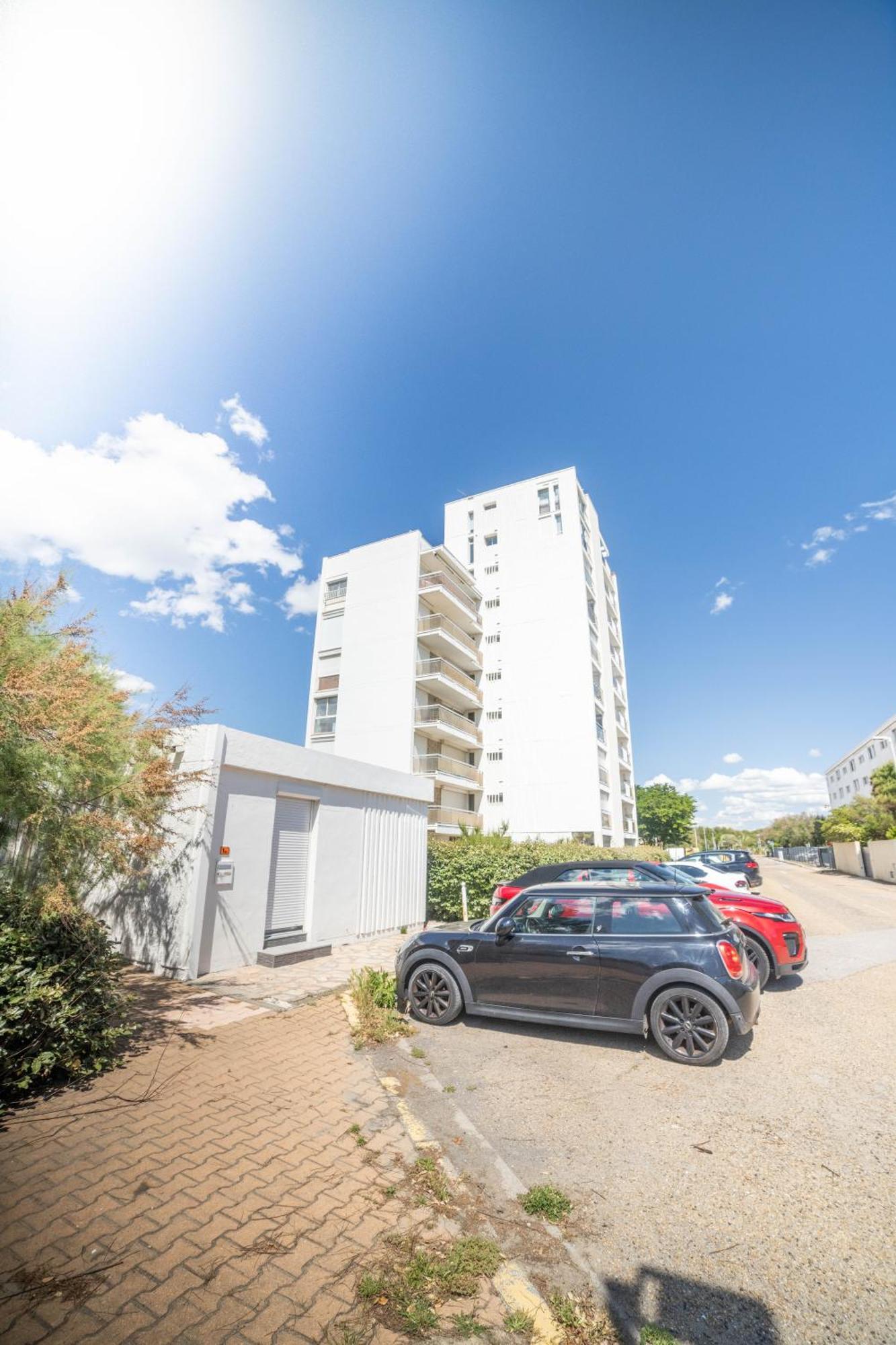 Le Calderini Appart: Beachfront Residence with Free Wi-Fi and Parking La Grande-Motte Exterior photo